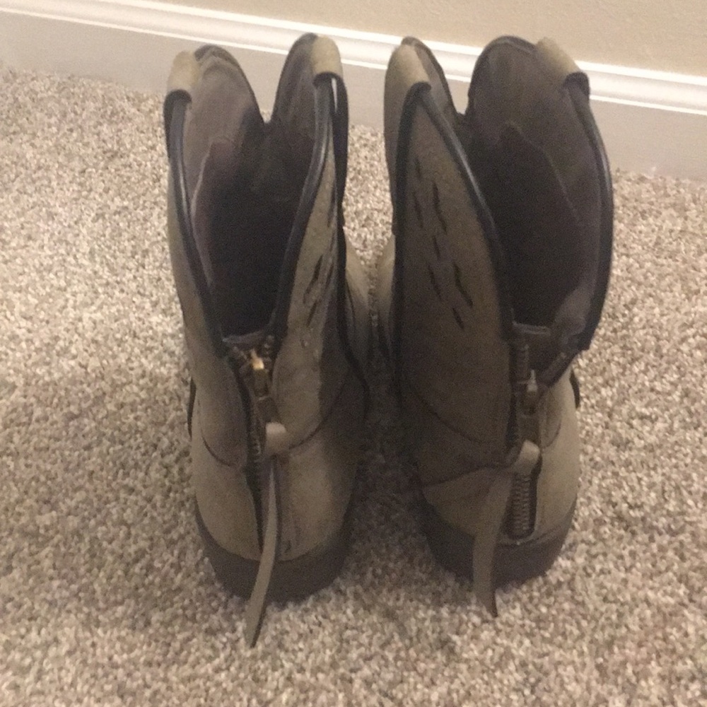 Boots - Picture 3 of 4